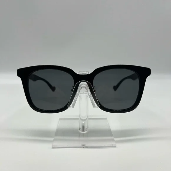 Gucci | Accessories | Gucci Solid Square Sunglasses In Black  display picture 3